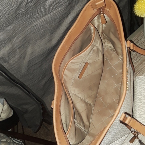 Michael Kors Vanilla + Tan Tote w/ wallet - Picture 3 of 8